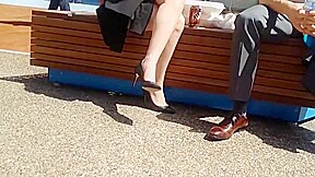 Business lady on lunch break – CANDID LEGS