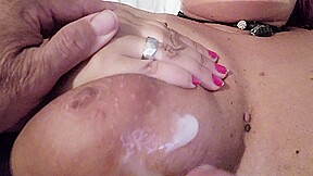 Masajeo en mis tetas grandes con corrida