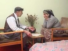 Yasli amca turbanli karisini sikiyor Turkish