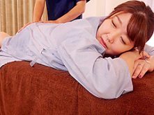 絶妙タッチのおっぱいマッサージでおばさんが夢中になる巨乳中出し整体院　美波咲良 15 Min