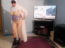 gros seins de musulmane en hijab qui ballottent
