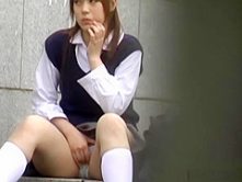 Japanese babe rubs cunt