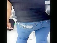Mientras escuchan ventaneando yo me saboreo esta nalga