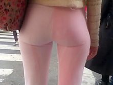 nena en leggins rosa