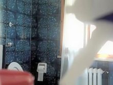 Teen pees and checks herself in mirror
