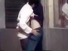 Une brunette en jeans se fait doigter dans la rue exhib