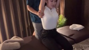 美乳彼女にオイルマッサージをしながらおっぱいや乳首責め、挿入して連続絶頂アクメ　日本人 かわいい 素人 ハメ撮り クリ責め 手マン japanese massage sex えむゆみカップル