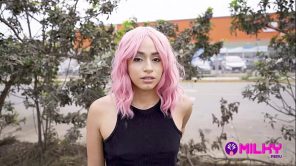 Sasha es una animadora de fiestas que recibe ayuda económica a cambio de ser follada, peruana cumple retos calientes en publico.